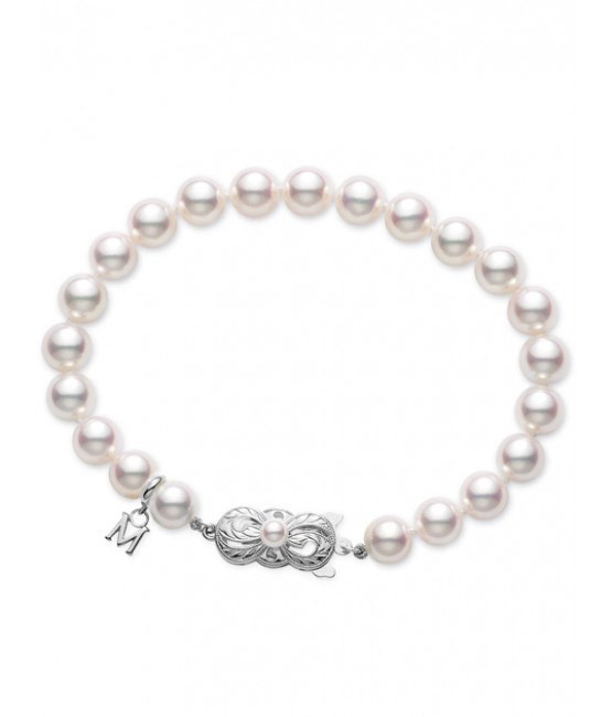 Lady s White 18 Karat Bracelet With 21 7.5-7 MM A quality Mikimoto quality cultured pearls.